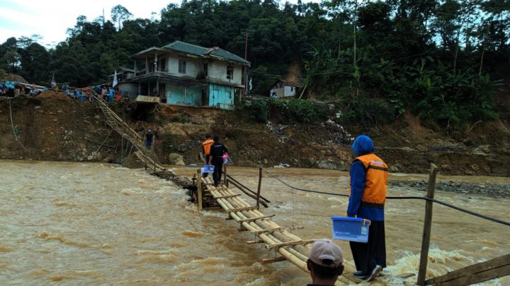 LAZGIS Peduli Kirim Paket Alat Tulis untuk Adik-adik Penyintas Banjir di Lebak